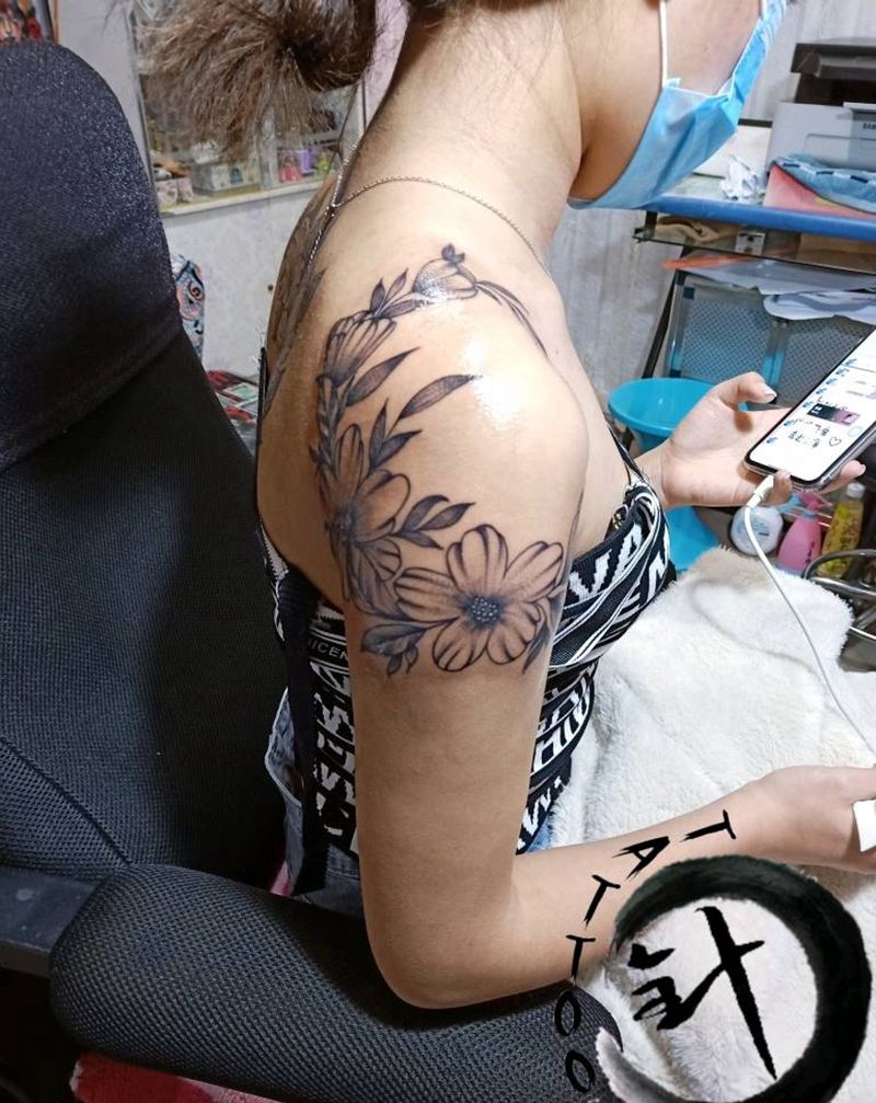 素花纹身图片_肩部素花纹身图案