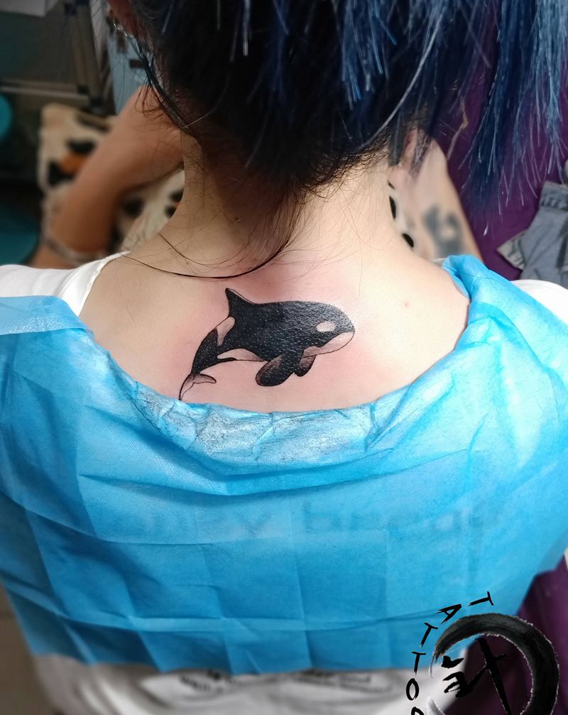 遮盖纹身图片_颈部鲸鱼纹身图案