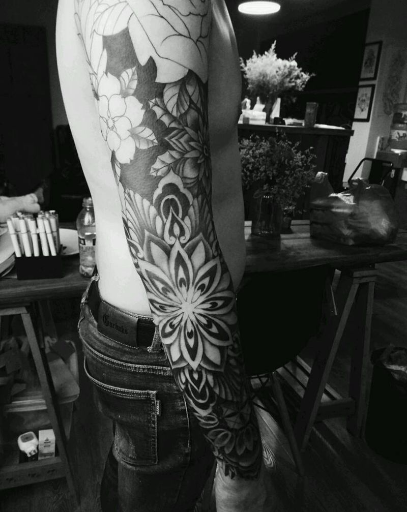 花的臂纹身图片_手臂清新植物花臂纹身图案