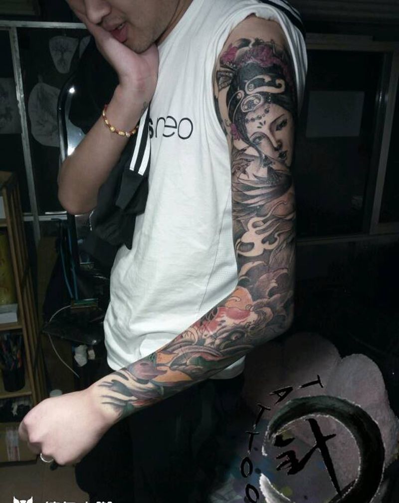 艺妓||鲤鱼纹身图片_手臂传统动物人物原创小白刺青塔图~针成品纹身图案