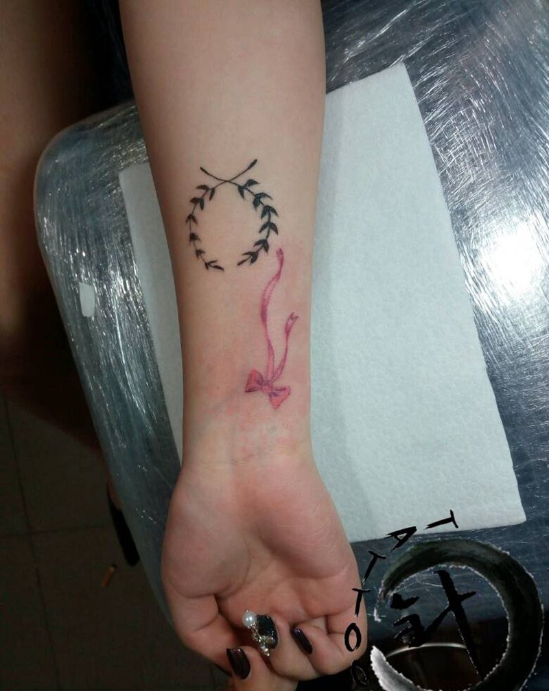 蝴蝶结纹身图片_手臂清新静物原创小白刺青塔图~针成品纹身图案