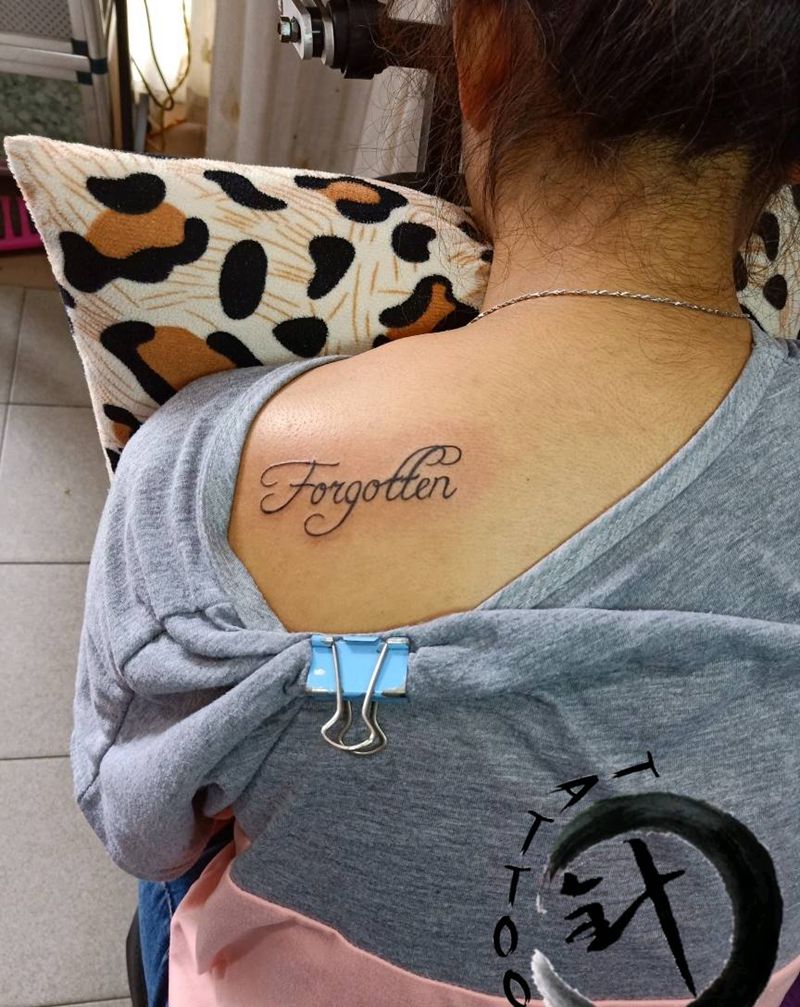 字母纹身图片_肩部花体字字母纹身图案