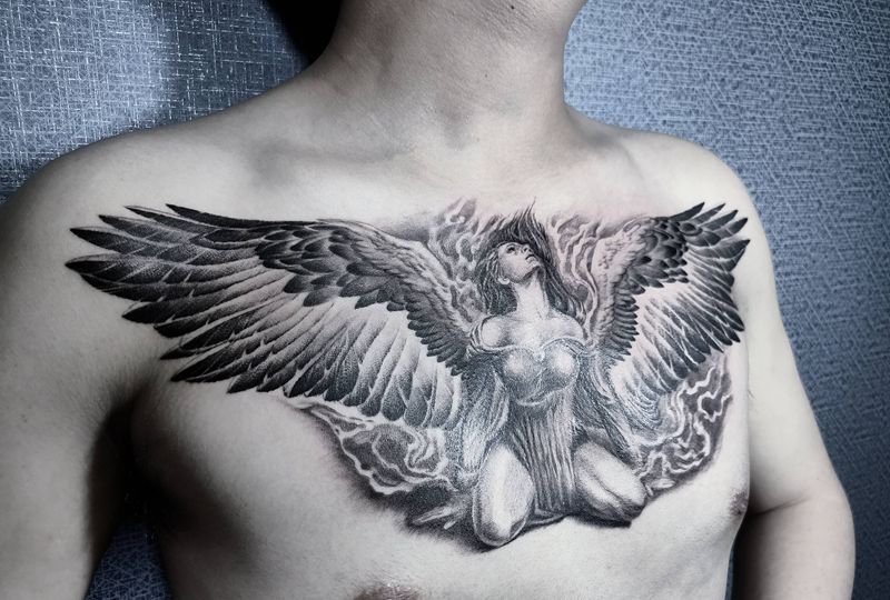 坠落天使纹身图片_胸部欧美写实纹身图案