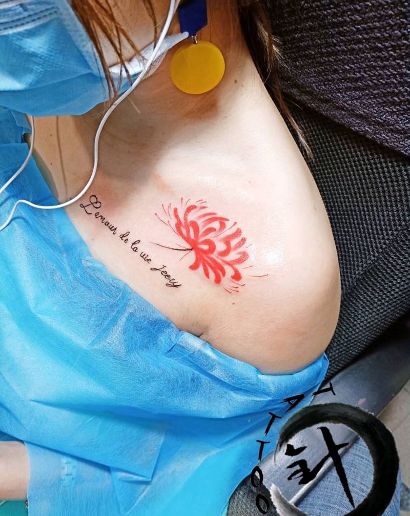 彼岸花纹身图片_胸部肩部水彩水墨彼岸花字母纹身图案