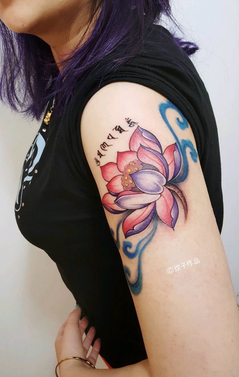 大臂莲花纹身图片