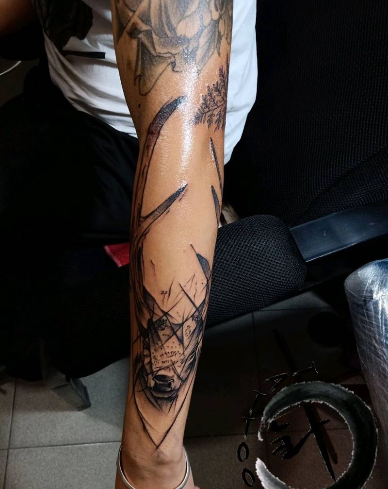 鹿头纹身图片_手臂几何点刺鹿头纹身图案