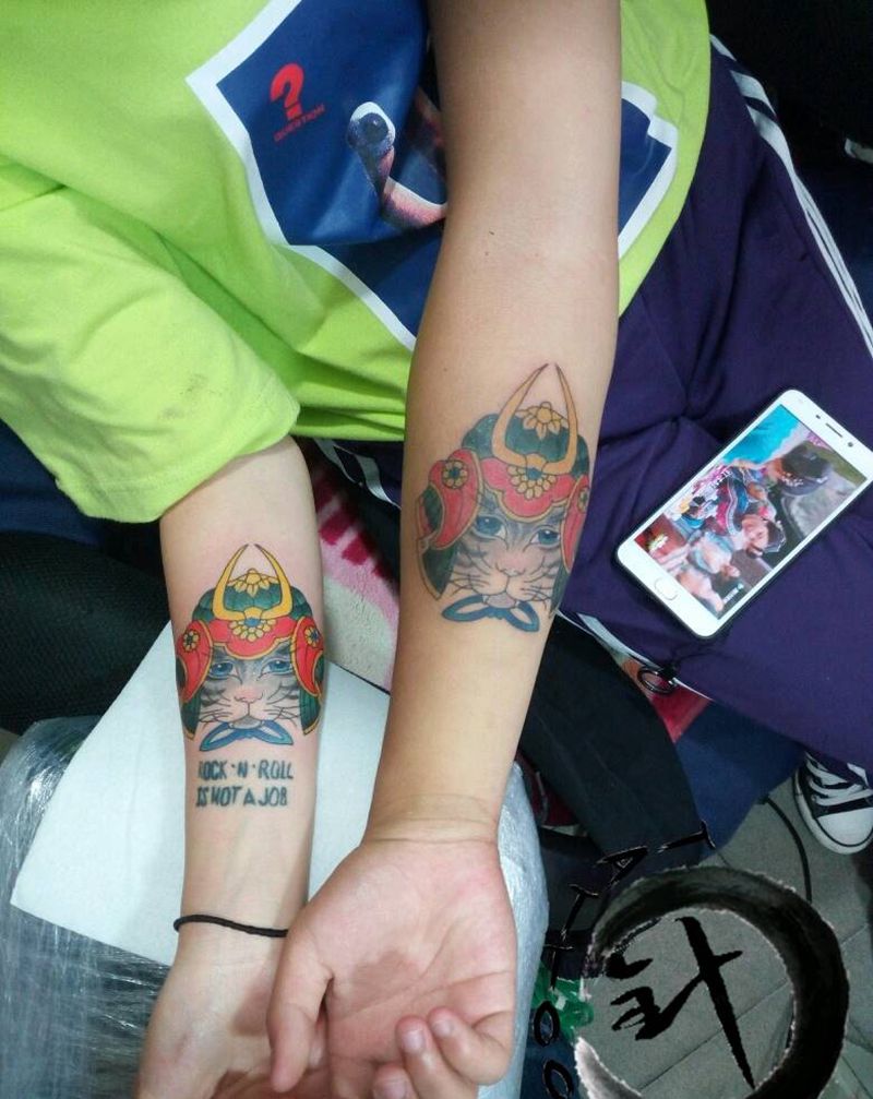 情侣武士猫纹身图片_手臂欧美动物情侣原创小白刺青塔图~针成品纹身图案