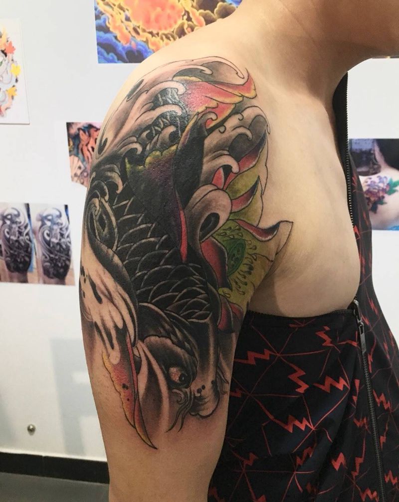 鲤鱼遮盖滴血狼头纹身图片_成品手臂传统动物纹身图案