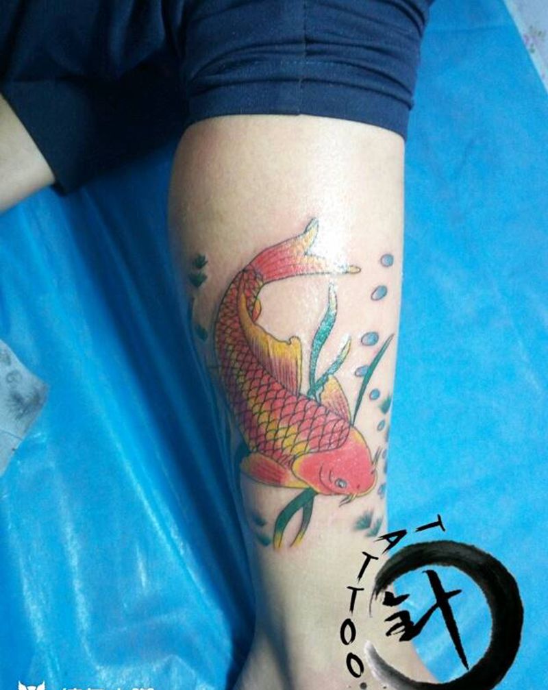 鲤鱼纹身图片_腿部传统动物原创小白刺青塔图 针成品纹身图案