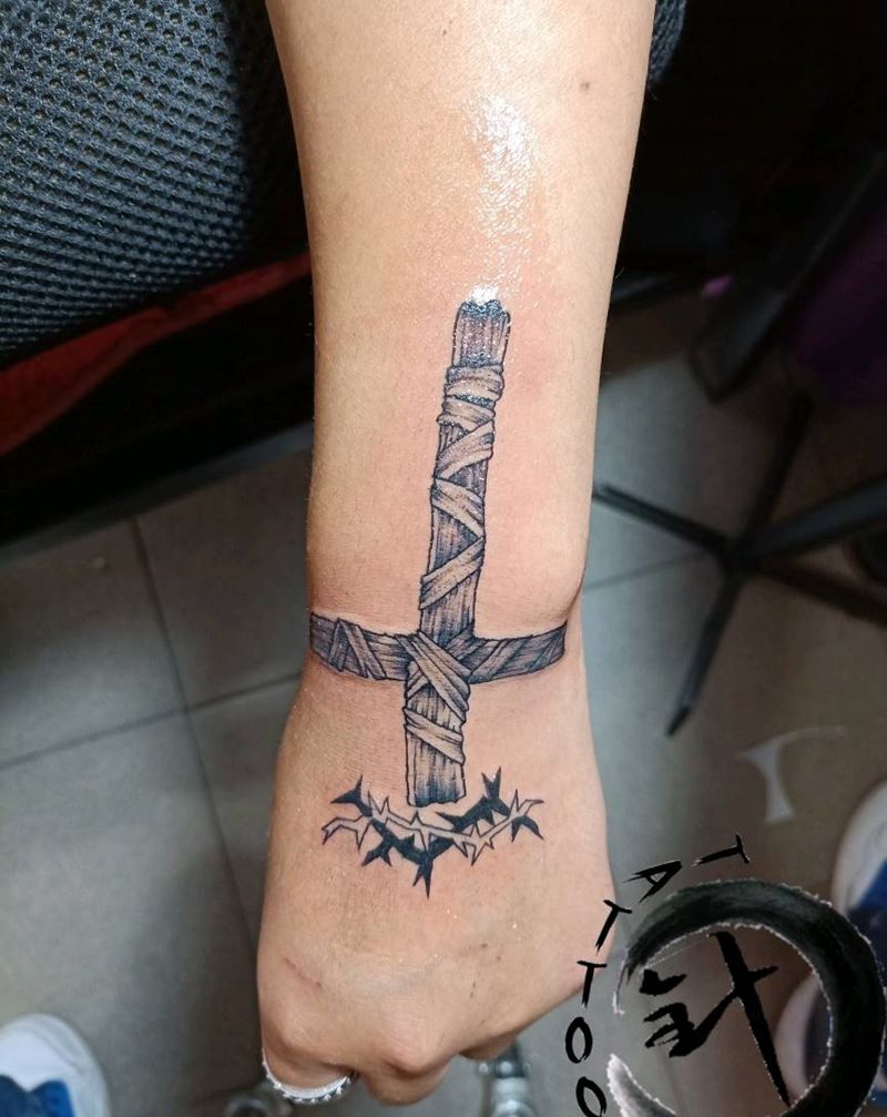 十字架纹身图片_手部十字架荆棘纹身图案