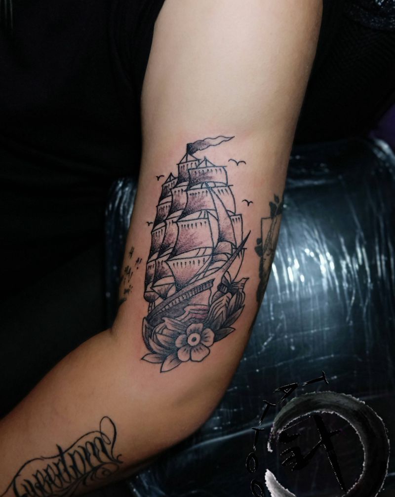 帆船纹身图片_手臂Old School帆船纹身图案