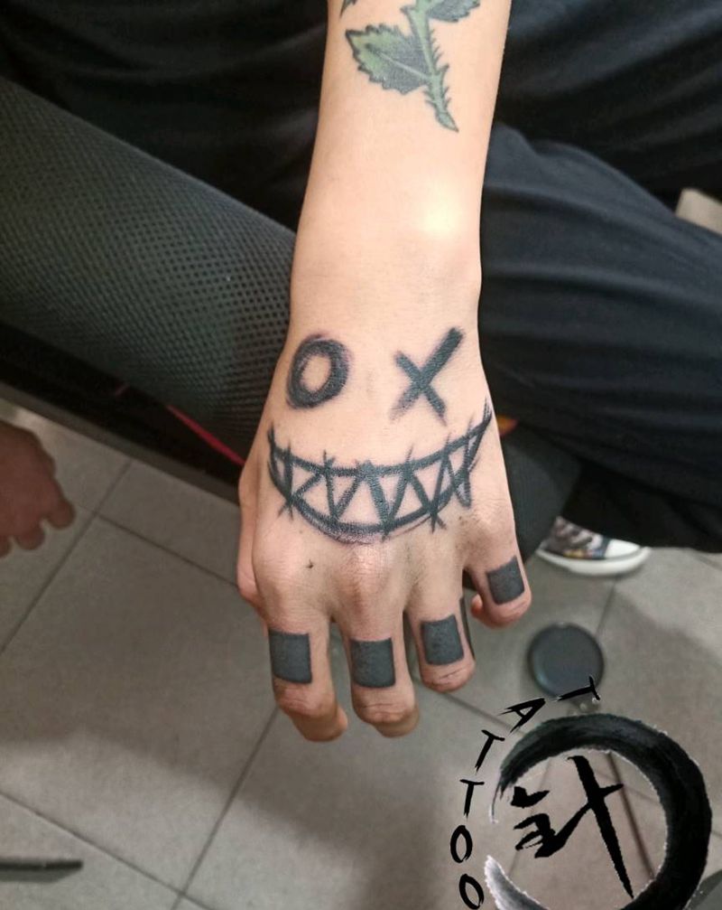 手背笑脸纹身图片_手部水墨水彩笑脸纹身图案