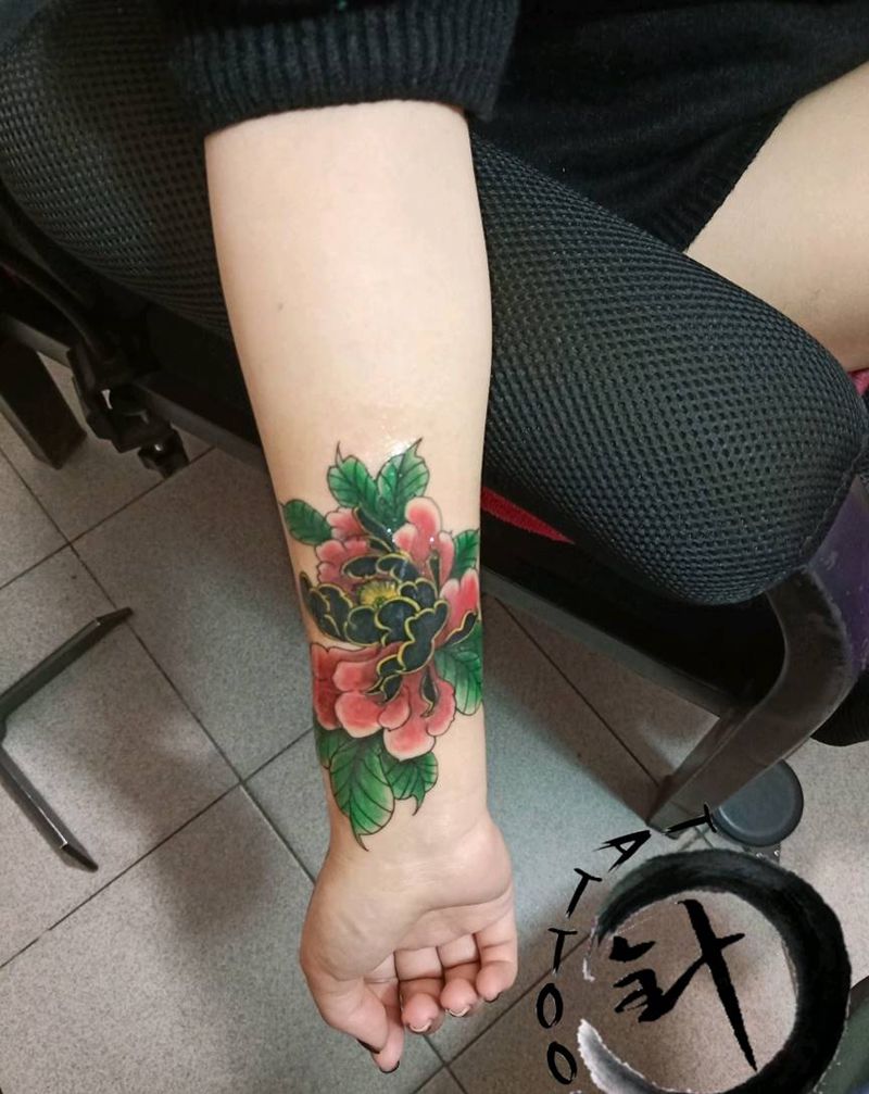 牡丹遮盖纹身图片_手臂新传统牡丹遮盖纹身图案