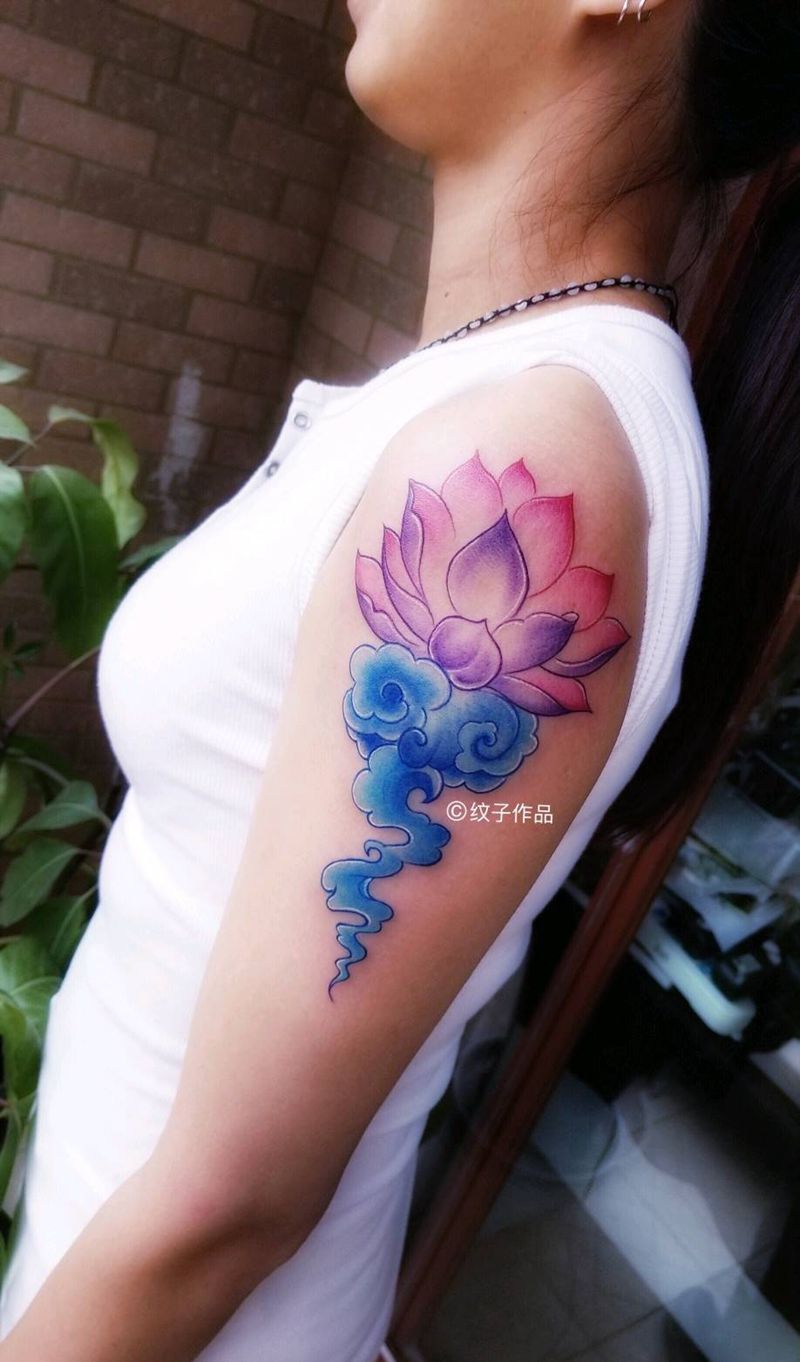 大臂荷花纹身图片