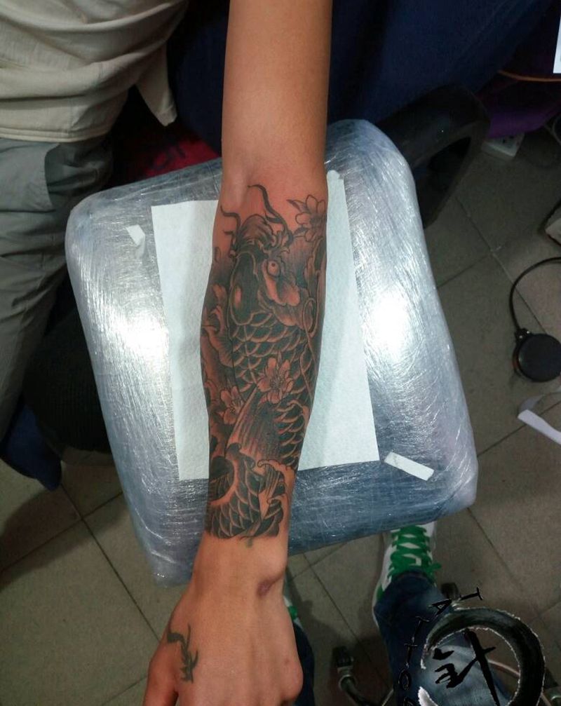 鱼||遮盖纹身图片_手臂传统动物原创小白刺青塔图~针成品纹身图案