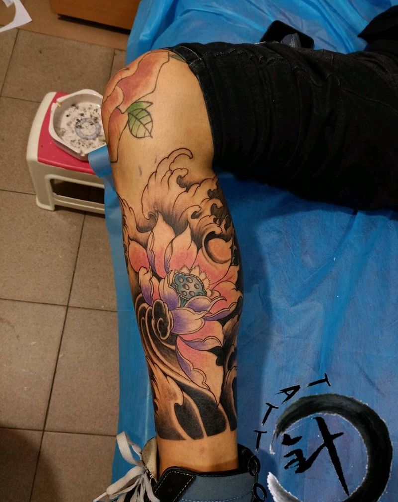 莲花纹身图片_腿部老传统莲花纹身图案