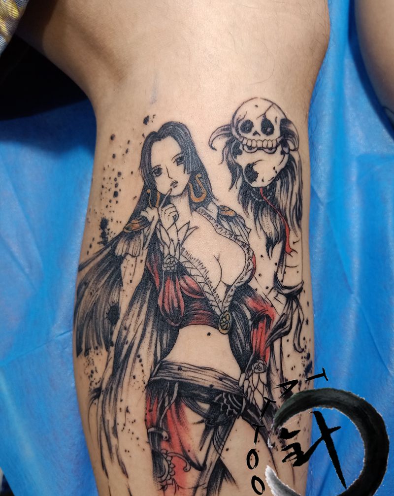 女帝纹身图片_腿部水墨点刺女帝海贼王纹身图案