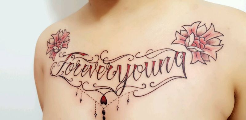 彩色花体花胸纹身图片