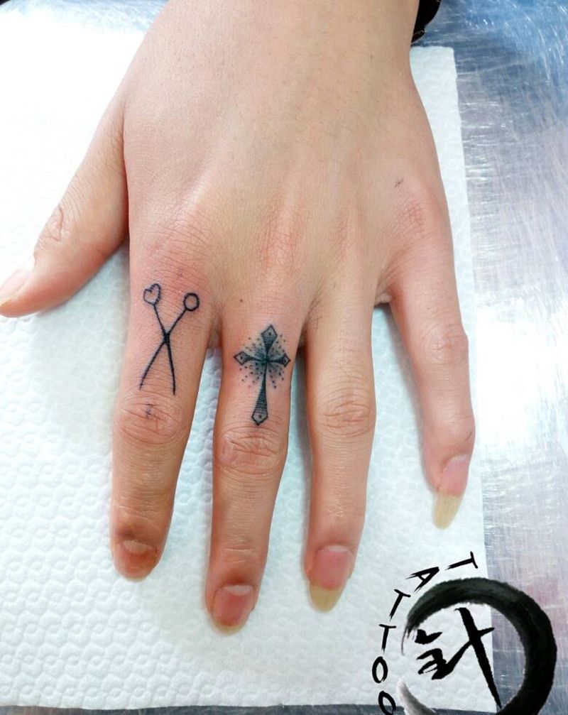 简单||十字架纹身图片_手部清新几何原创小白刺青手指小白刺青手指塔图~针成品纹身图案