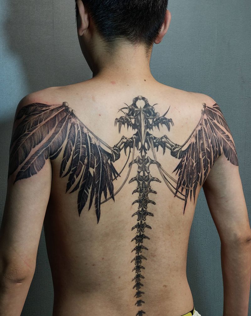 鸟骨翅膀纹身图片_背部欧美写实纹身图案