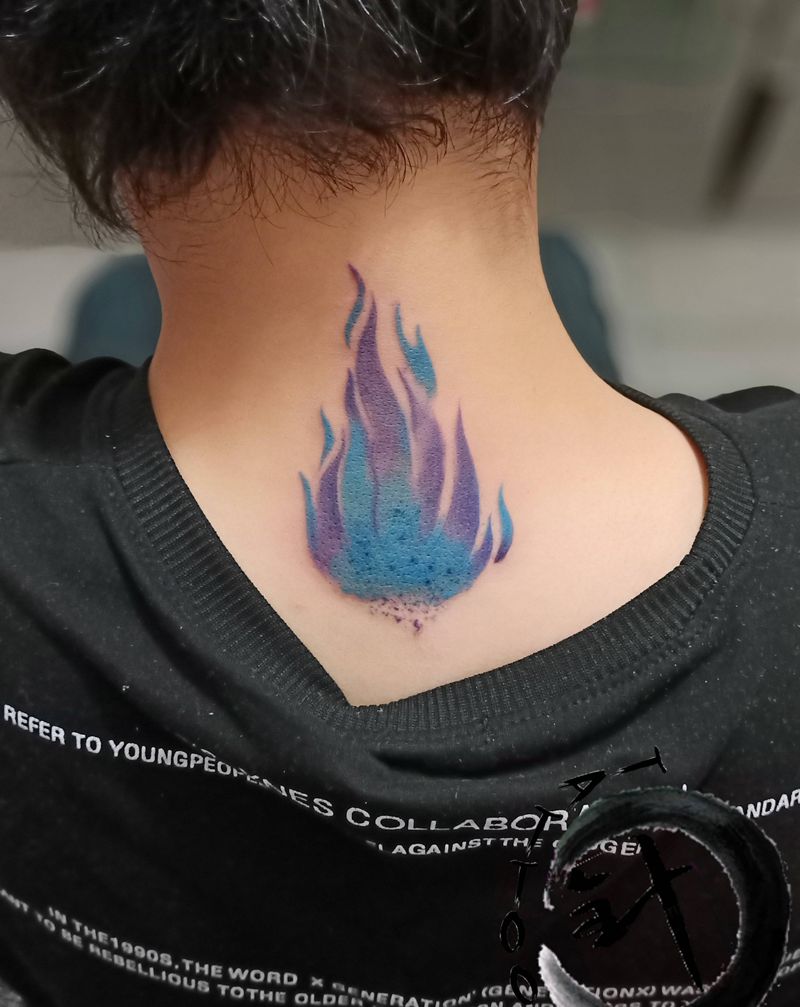 火焰纹身图片_颈部水彩火焰纹身图案