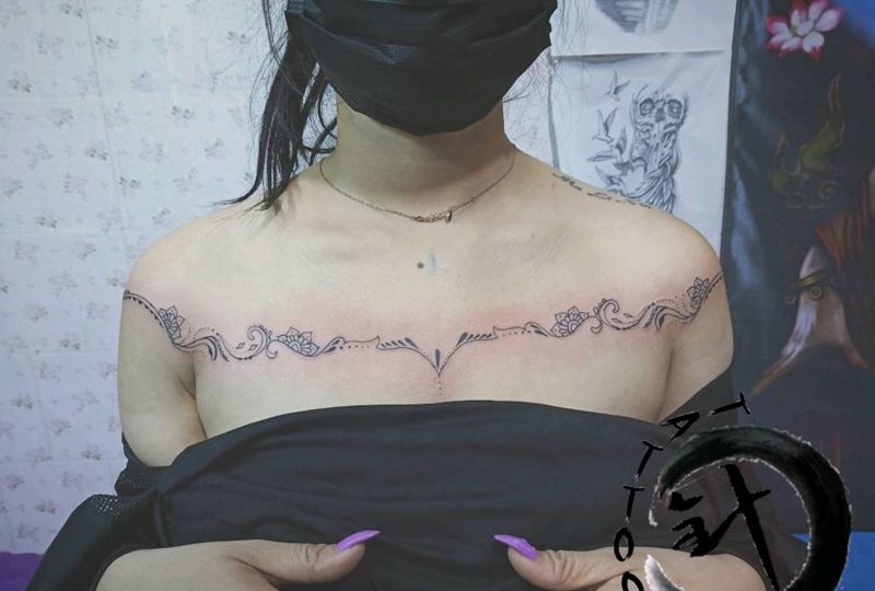 清新纹身图片_胸部几何点刺胸口清新纹身图案