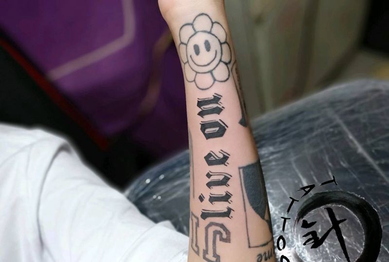 字母拼图纹身图片_手臂花体字字母拼图纹身图案