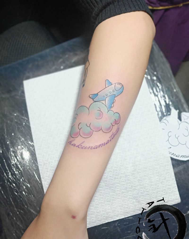 小飞机纹身图片_手臂水彩飞机纹身图案