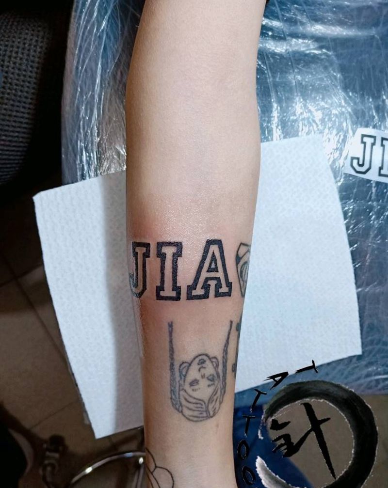 字母纹身图片_手臂Old School图腾字母纹身图案