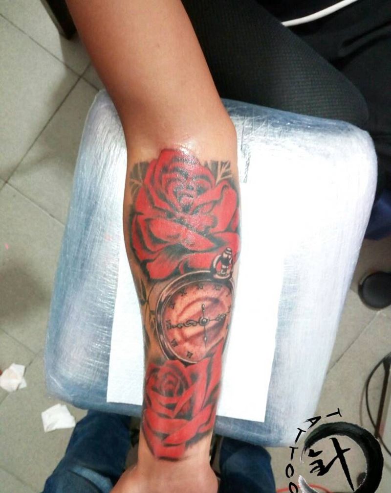 玫瑰怀表纹身图片_手臂欧美写实植物原创小白刺青塔图 针成品纹身图案