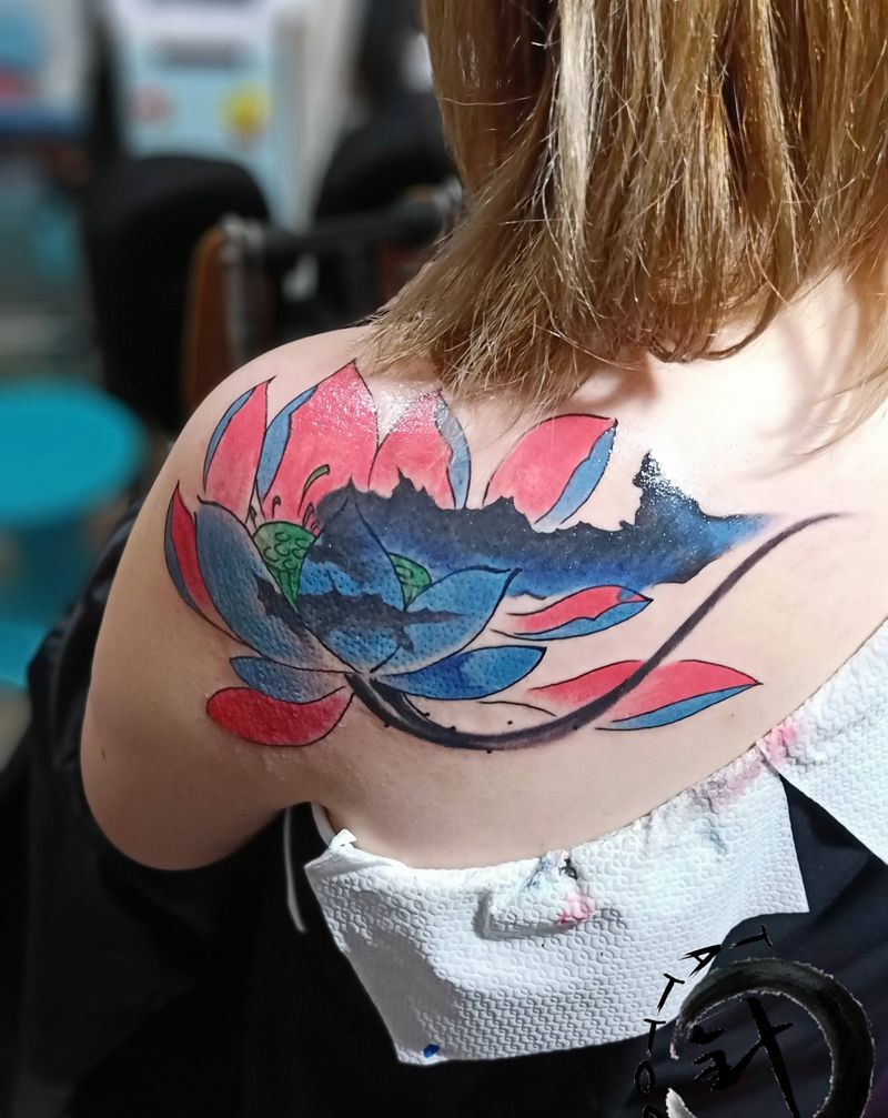 莲花 遮盖纹身图片_背部肩部水彩水墨荷花莲花遮盖纹身图案