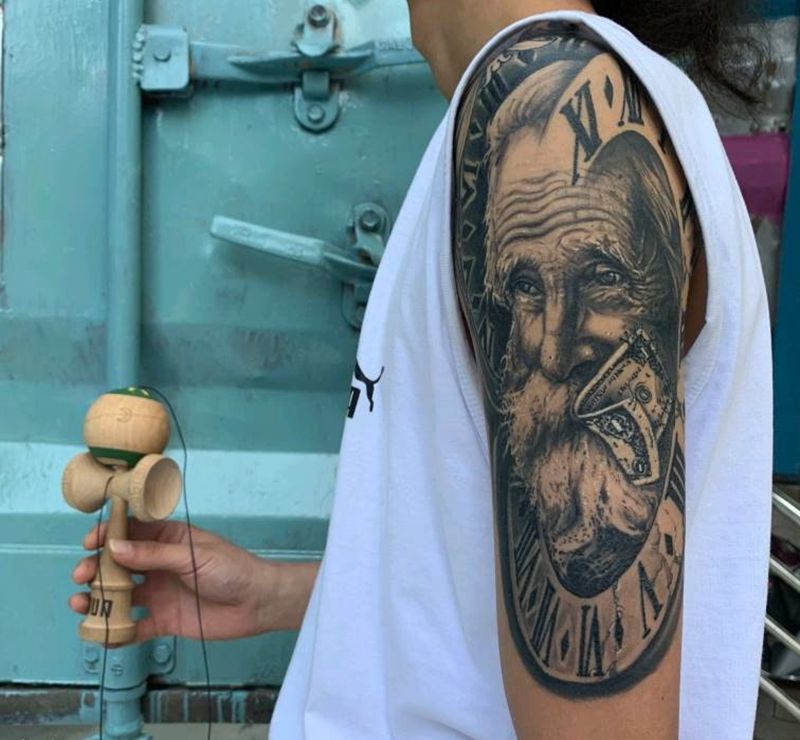 买家秀纹身图片_手臂欧美写实老人美金钟表纹身图案