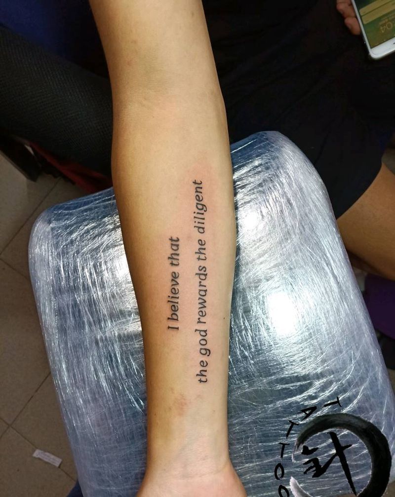 字母纹身图片_手臂清新字符原创小小白刺塔图~针成品纹身图案