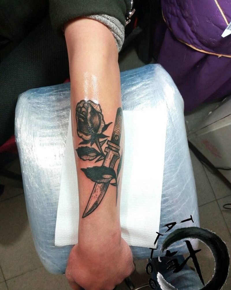 玫瑰||匕首纹身图片_手臂欧美植物静物小白刺青塔图~针成品纹身图案