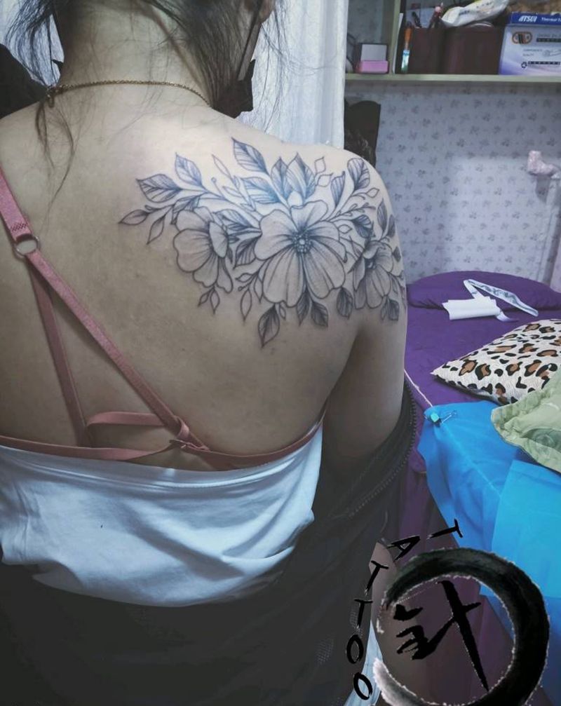 素花纹身图片_肩部手臂素花后肩纹身图案