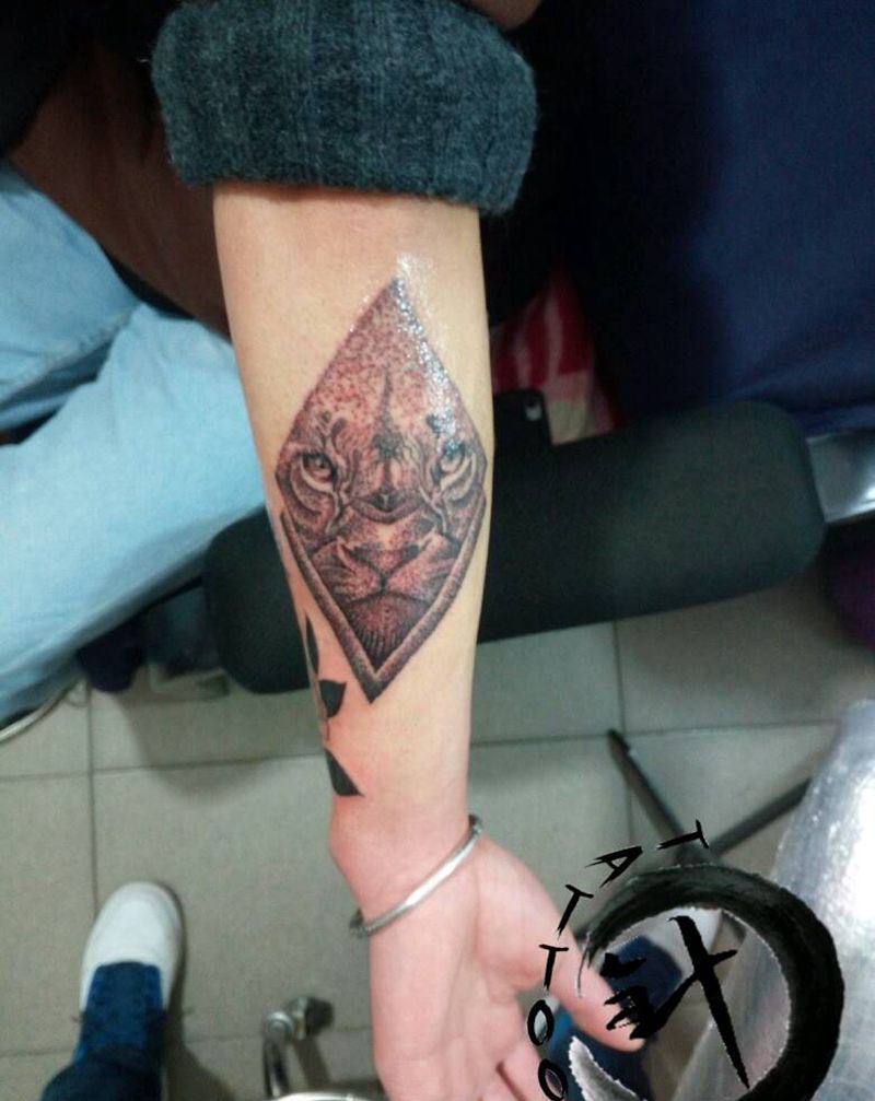 几何虎纹身图片_手臂欧美几何原创小白刺青塔图~针成品纹身图案