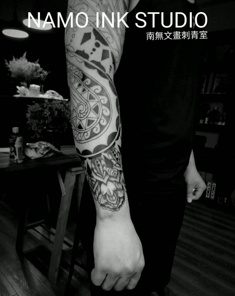 花臂纹身图片_手臂习俗植物图腾花臂成品纹身图案