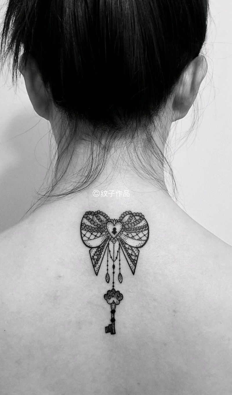 后颈蕾丝蝴蝶结纹身图片