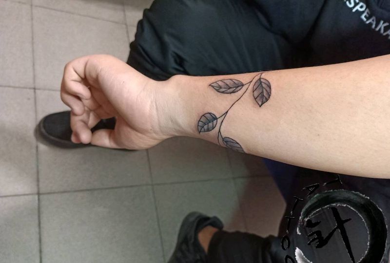 叶子纹身图片_手臂Old School叶子纹身图案