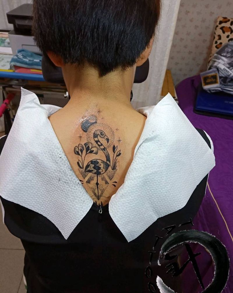 火烈鸟纹身图片_颈部纹身图案