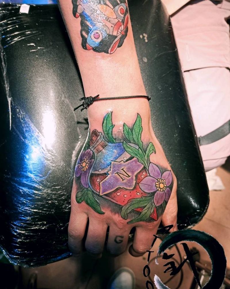 遮盖字母手背纹身图片