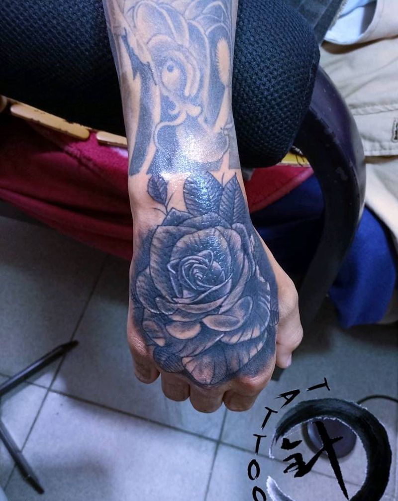 遮盖手背纹身图片