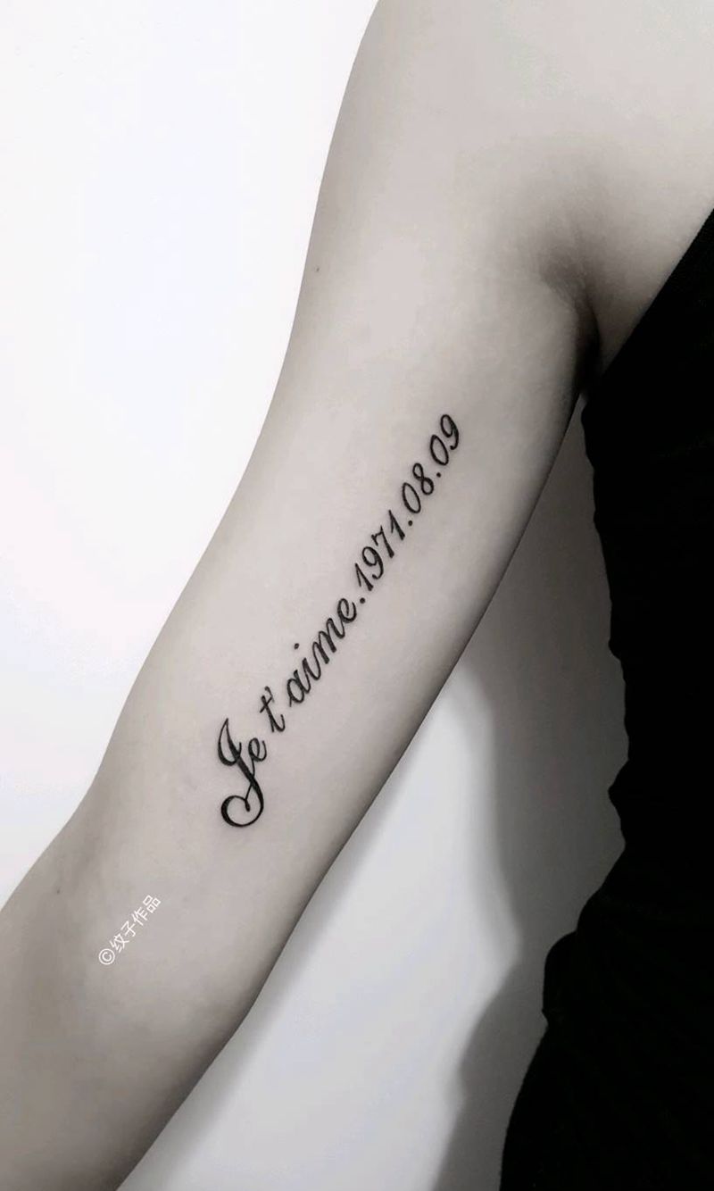 大臂法文+生日纹身图片