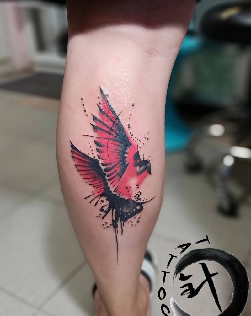 水墨燕子盖斑纹身图片_腿部水彩水墨燕子盖斑纹身图案