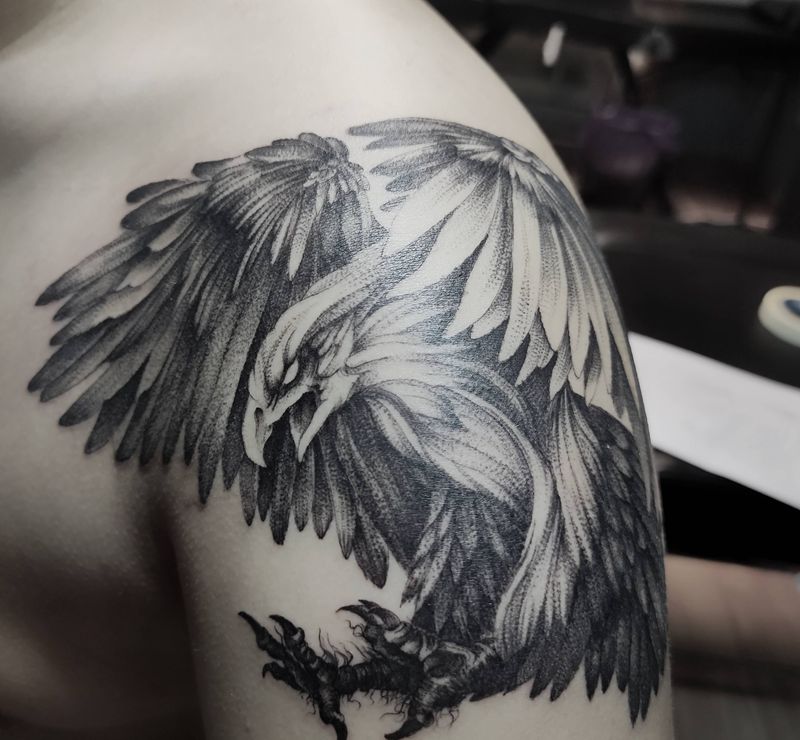 海东青纹身图片_肩部点刺纹身图案