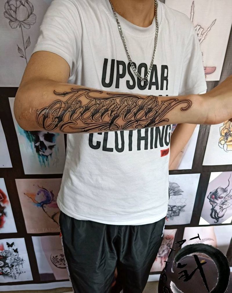 花体纹身图片_手臂欧美字符原创小小白刺塔图~针成品纹身图案