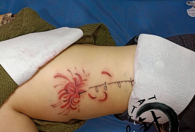 彼岸花 侧腰纹身图片_腰部水墨水彩彼岸花纹身图案