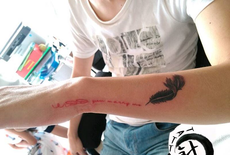 羽毛字符纹身图片_手臂清新字符原创小白刺青塔图 针成品纹身图案