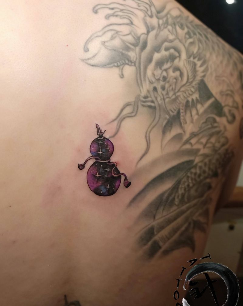 星空葫芦 遮盖纹身图片_背部水彩星空葫芦纹身图案