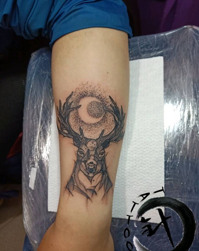 鹿纹身图片_手臂点刺纹身图案